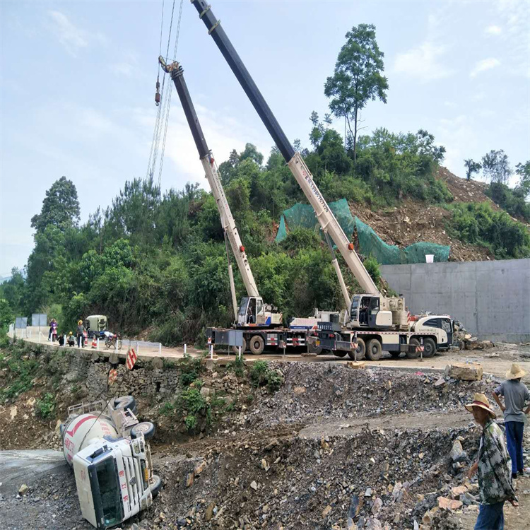 河北汽车掉沟里叫吊车救援要多少钱